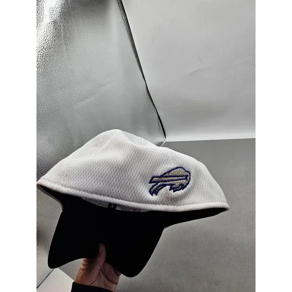 New Era Buffalo Bills B-LO Snow Hat 39THIRTY Stretch Fit Cap White L/XL NFL - Picture 3 of 6